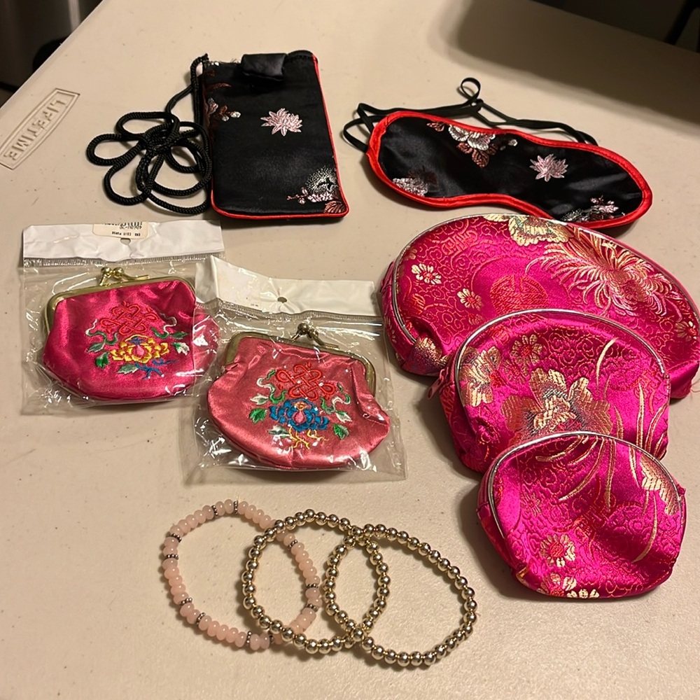 Little gift items. Not high quality.  All brand new. All for 10.00 all 10 items